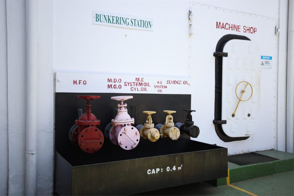 Bunkering station with fuel line valves