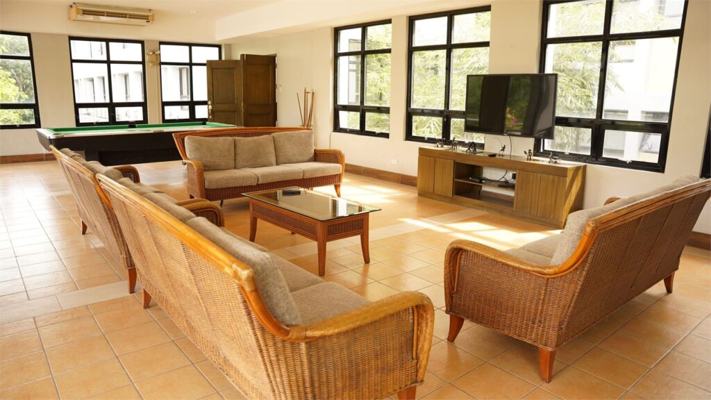 Entertainment room with lounge seating